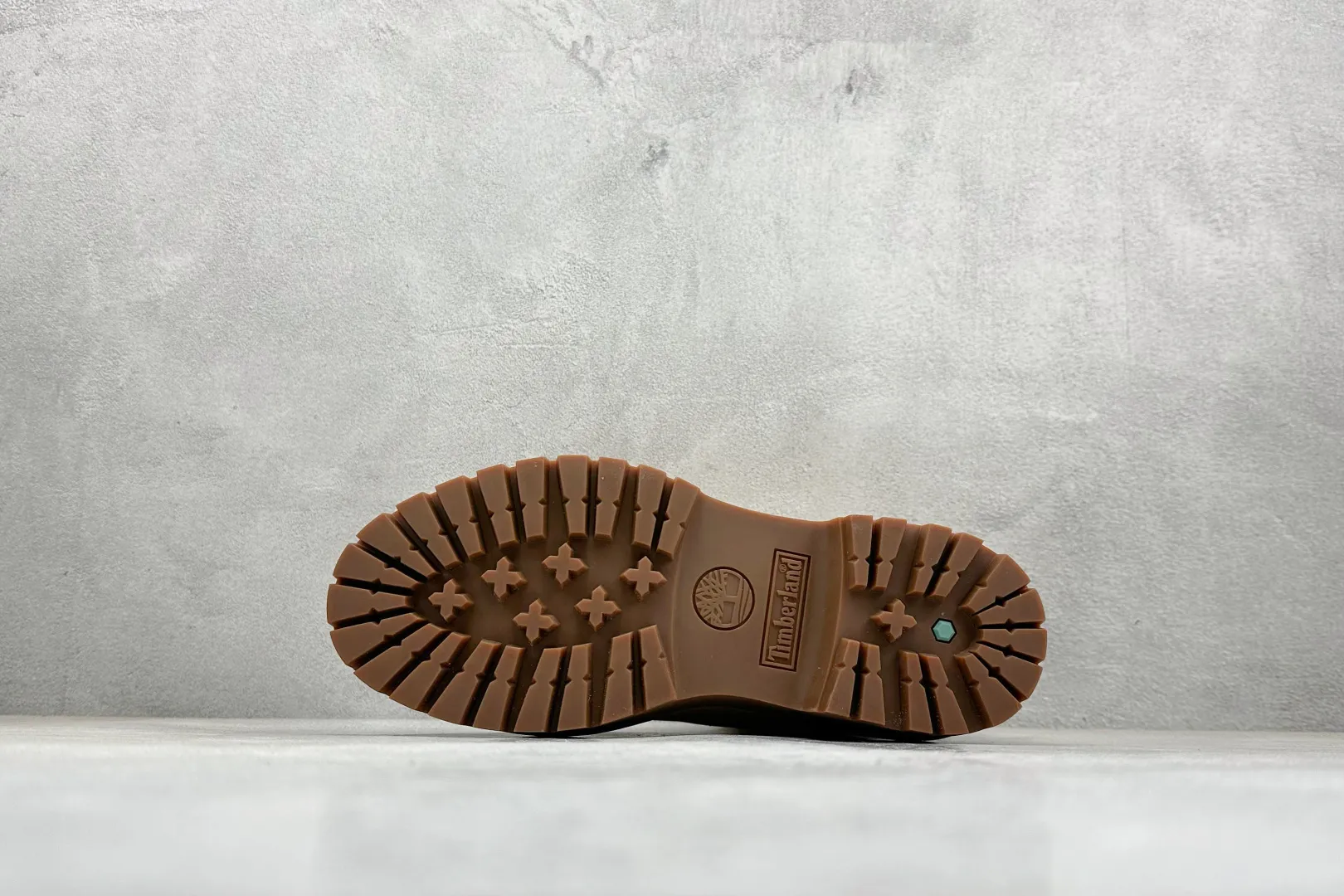 🐲💰 600 supports store Guangdong Zhongshan version of Timberland, which can’t be beaten / classic yellow high top [Female six-hole model 10361 Men’s seven-hole model 10061] Produced by OEM factory in Zhuhai, Guangdong. Orders shipped through a unified channel of Hong Kong purchasing agency. Consistent quality. Analysis of original authentic process. Imported waterproof frosted cowhide. Purple light logo anti-counterfeiting mark. Precise computer stitching. Four lines in parallel process. Dynamic waterproofing for 10,000 times of horizontal folding. Integrated Molding injection molding process (⚠️different from cold-bonded one-piece molding version) Rubber non-slip outsole is durable and wear-resistant Full genuine cowhide collar inner insole Equipped with anti-fatigue shock-absorbing honeycomb insole High comfort High practicality in daily life Classic, simple and easy to match Full set of cabinet packaging accessories Size: 35-40